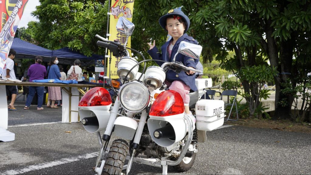 制服姿の子ども＆白バイ乗車体験