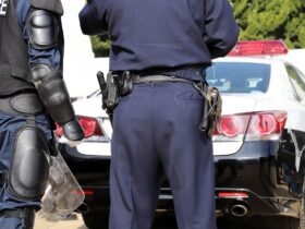 橙色帽子で参政党支持者と誤認か　しばき隊から暴行、府警が捜査