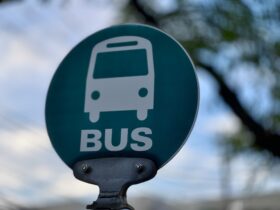 JR東海バスが「バスの来ないバス停」を特養ホームに寄贈　認知症の人の心のケアに活用