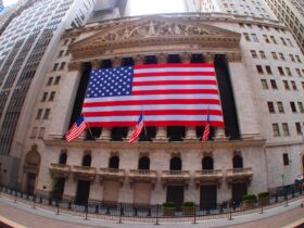 NYダウが史上初の5万ドル突破　AI関連株の買い戻しで1200ドル超の記録的大幅高