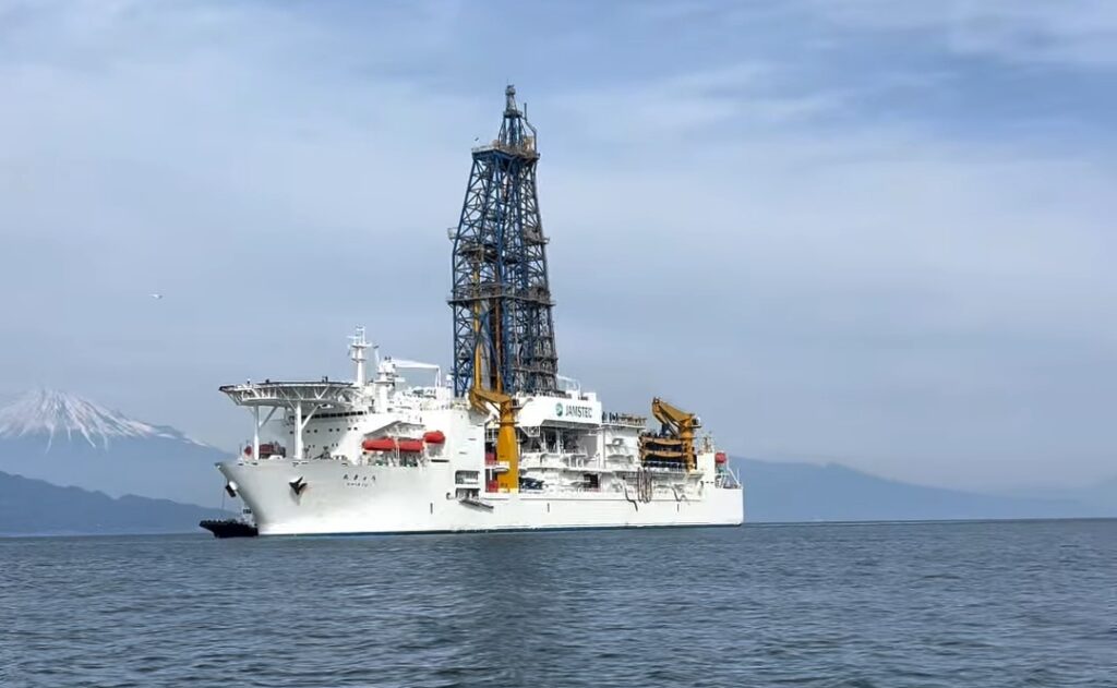 小泉防衛相「自衛隊は『ちきゅう』も見守る」　南鳥島沖レアアース試掘で警戒監視を強調