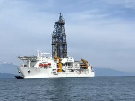 小泉防衛相「自衛隊は『ちきゅう』も見守る」　南鳥島沖レアアース試掘で警戒監視を強調