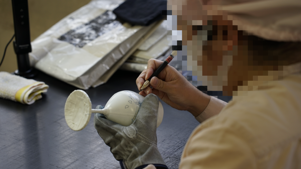 岩国刑務所の刑務作業でサンドブラストに打ち込む受刑者