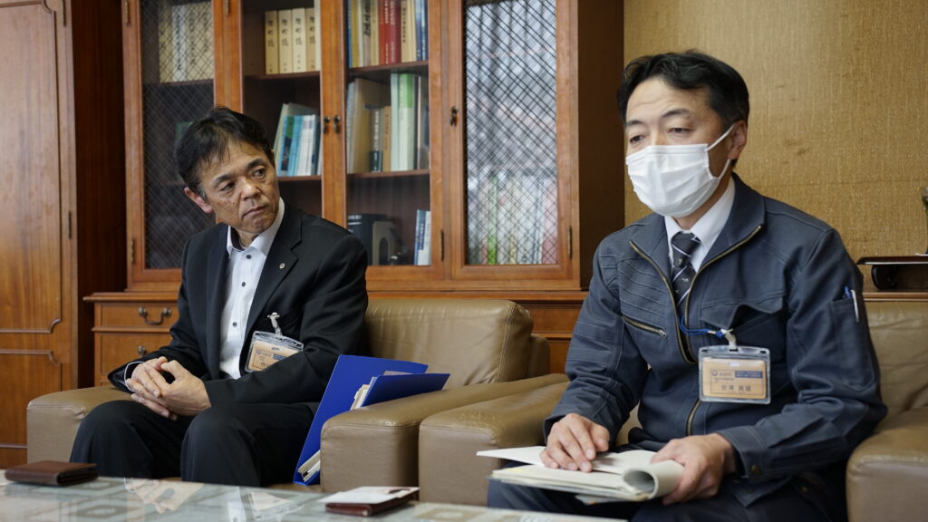 左：浜田市旭支所支所長　西川修二さん／右：旭支所産業建設課　官澤真雄さん