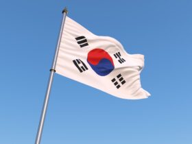 韓国のソウル中央地裁は19日、2024年12月に「非常戒厳」を宣言した行為などをめぐり、内乱首謀などの罪に問われた尹錫悦（ユン・ソンニョル）前大統領被告（65）に無期懲役の判決を言い渡しました。 検察側は内乱首謀罪の重大性を強調し、1月の論告求刑公判で死刑を求刑していましたが、裁判所は量刑で一段軽い無期懲役と判断し、死刑は回避されました。
