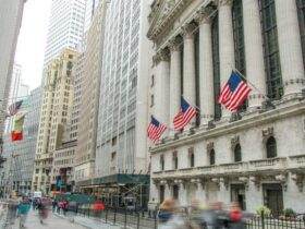 トランプ関税への不透明感でNYダウ821ドル安、AI・暗号資産にも波及