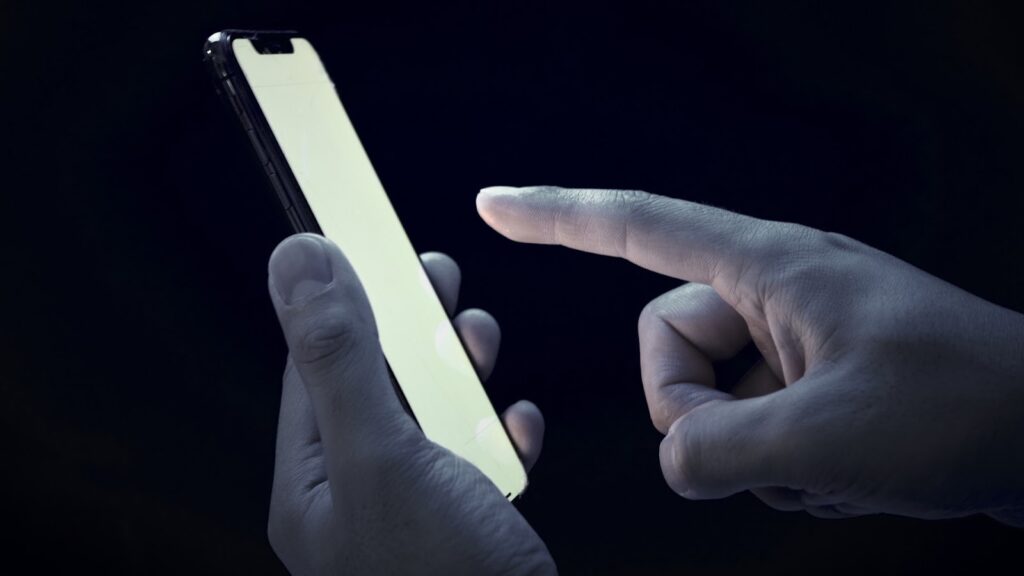 スマートフォンを操作する手