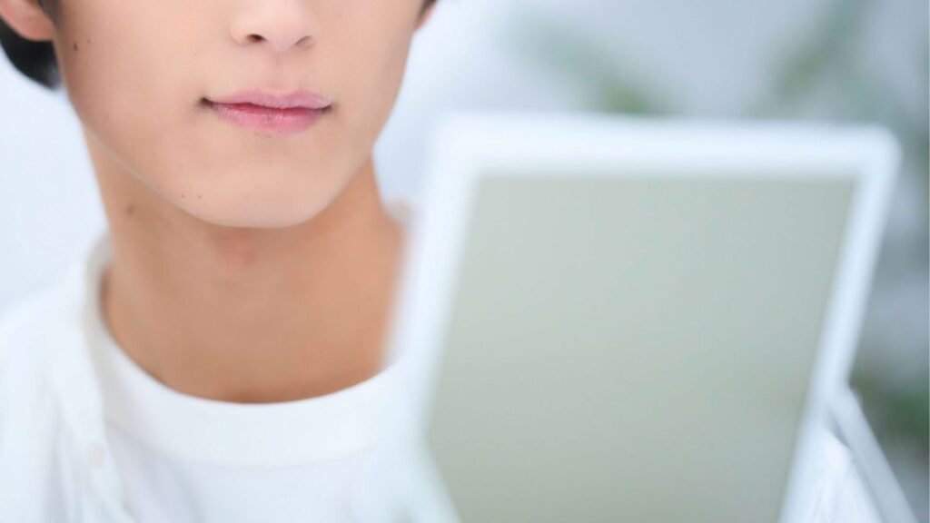 自分の姿を鏡で眺めるYouTuber