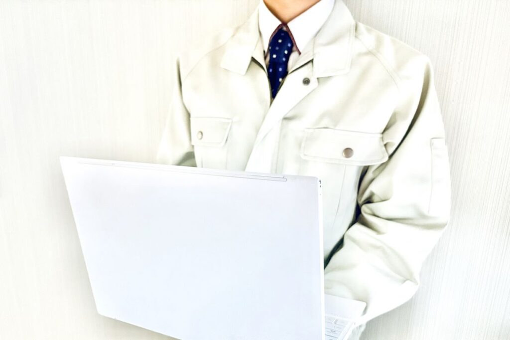 ノートパソコンを見る協力雇用主