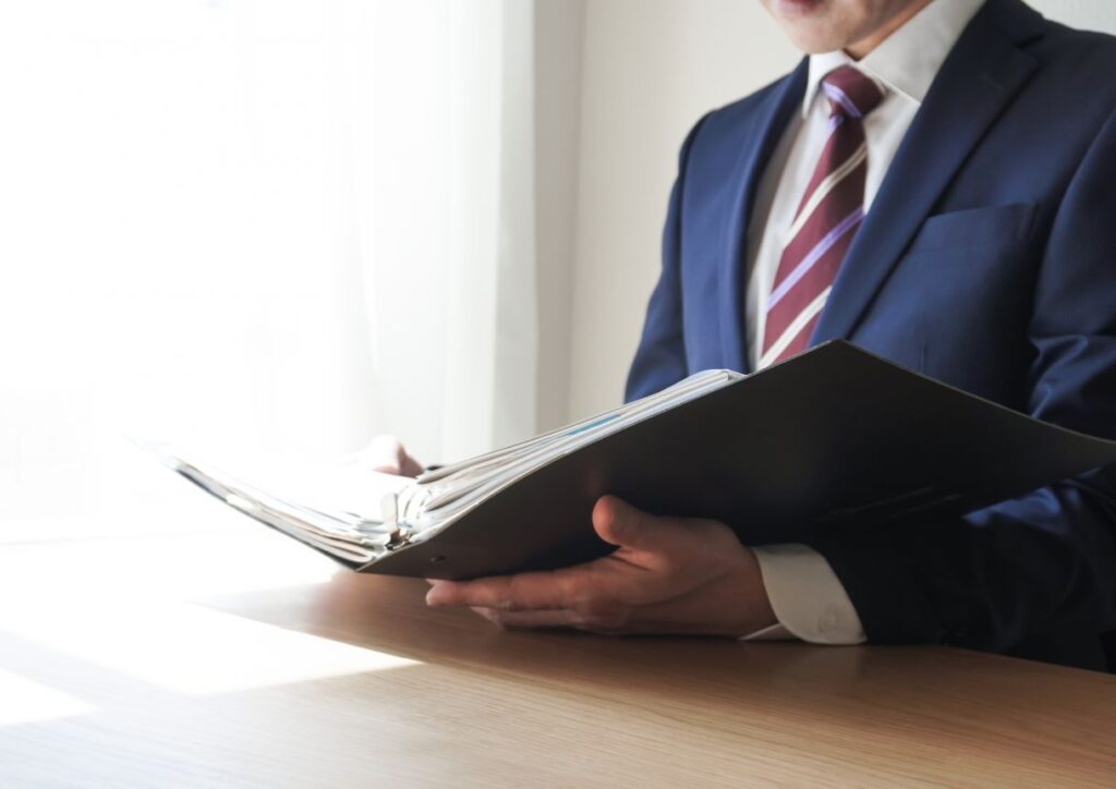 受刑者の社会復帰支援に向けて情報収集する担当者