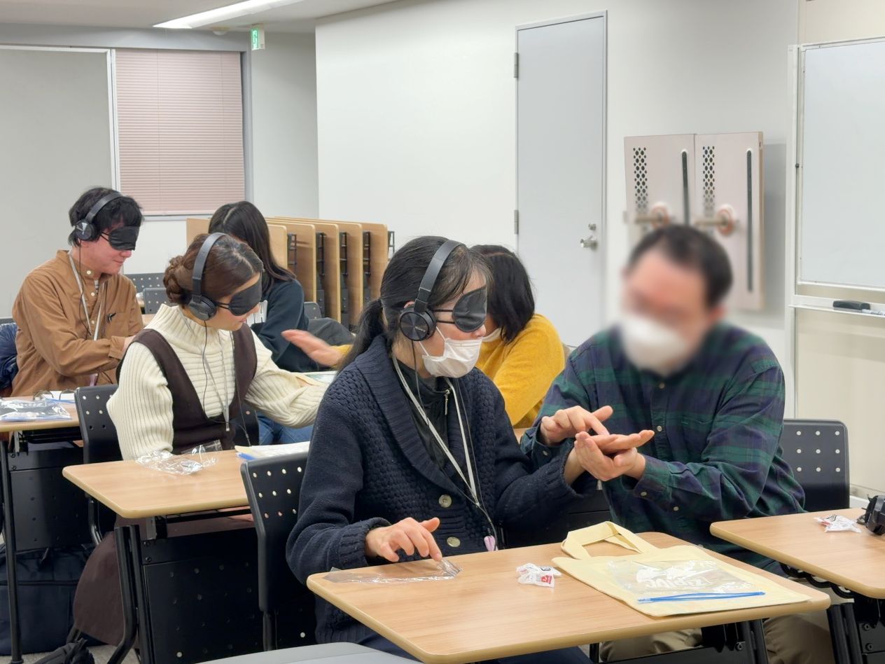 盲ろう疑似体験の様子