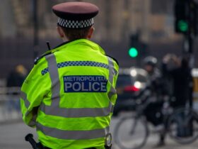 英マンデルソン前駐米大使を逮捕　エプスタイン氏への機密漏洩疑惑で捜査本格化