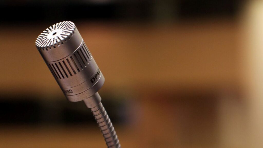講演で登壇者が使用するマイク