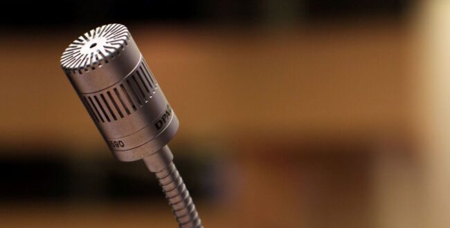 講演で登壇者が使用するマイク