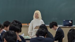 （「味方になってくれる大人リスト」を説明する奥村さん）
