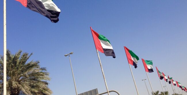 アブダビ空港にドローン攻撃で死者、UAE各地で観光・航空インフラに打撃