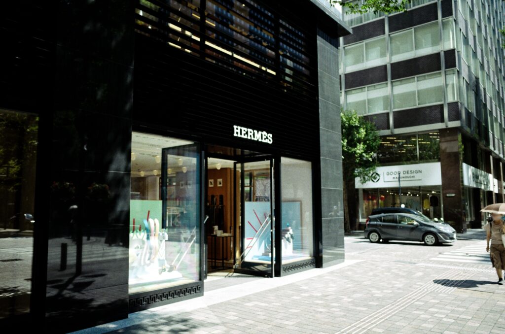 エルメス急落、ラグジュアリー株に選別色　中東情勢で投資家心理悪化