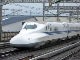 東海道新幹線に「完全個室」上級クラス　専用Wi‑Fiと“音漏れしない”スピーカー導入へ