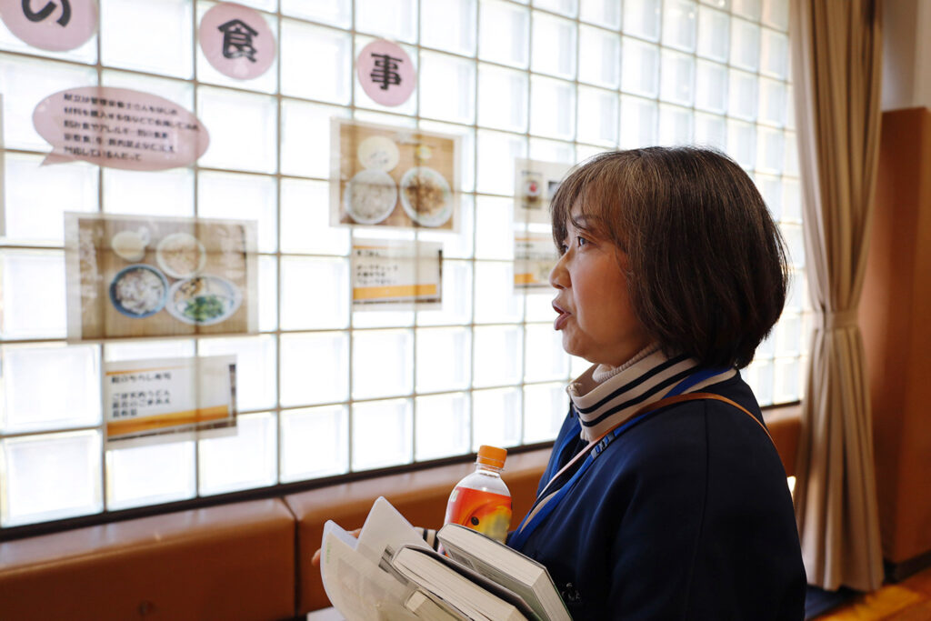 展示を眺める黒栁桂子氏