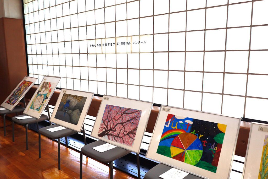 コンクールに入賞した受刑者の絵画コーナー