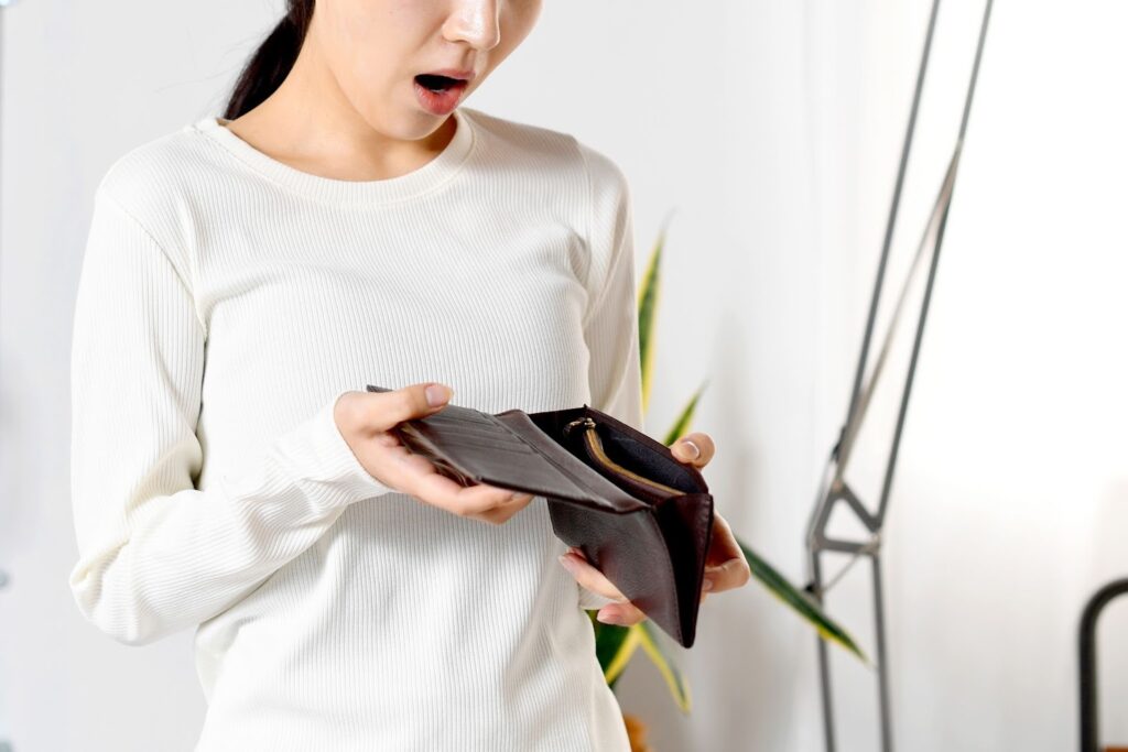 財布を開ける女性