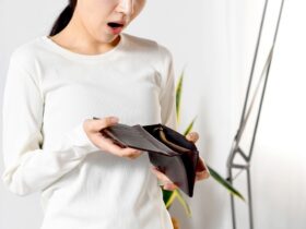 財布を開ける女性