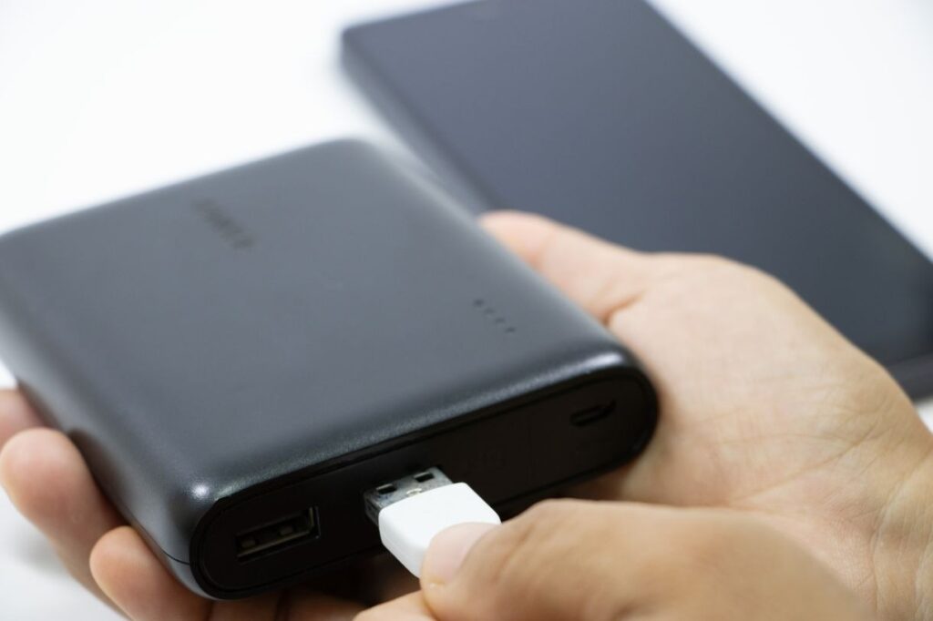 充電するためにケーブルを差しているモバイルバッテリー
