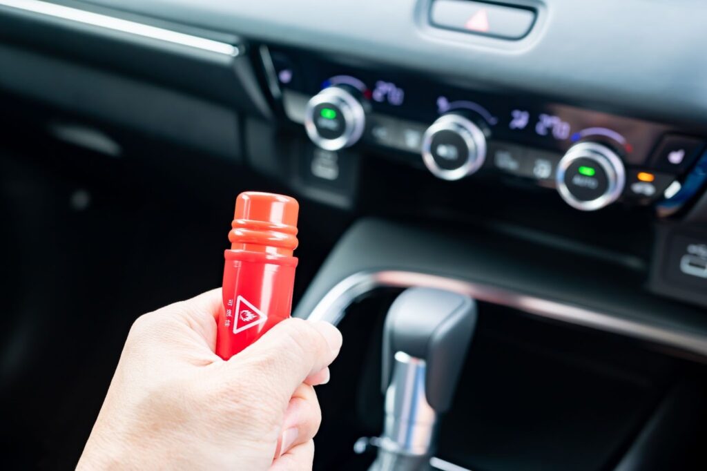 発炎筒を握る手