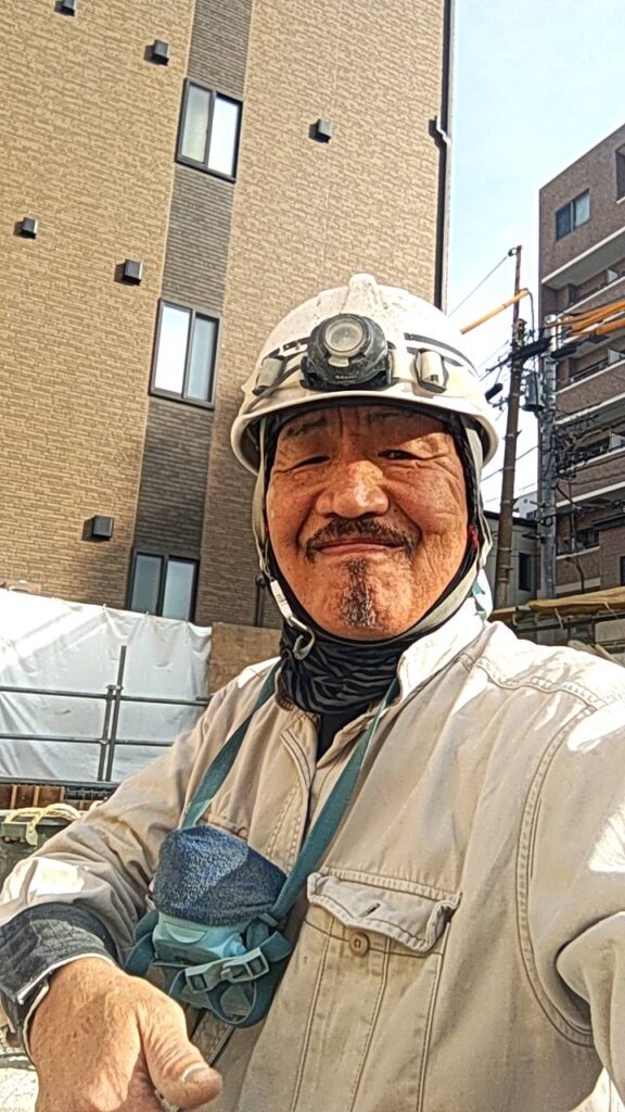 建設現場で働くヨッケちゃん