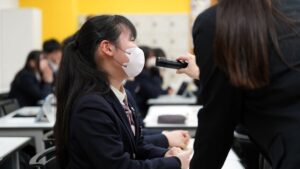 クイズ企画で学ぶ「北海道農業と食卓のつながり」で回答する高校生 (2)