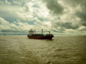 ホルムズ海峡を航行する石油タンカー