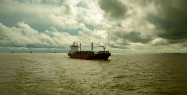 ホルムズ海峡を航行する石油タンカー