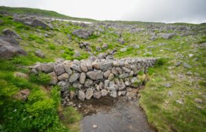 月山山頂付近に実在する謎の石橋「天空石橋」