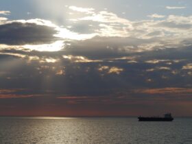 海峡を渡るタンカー