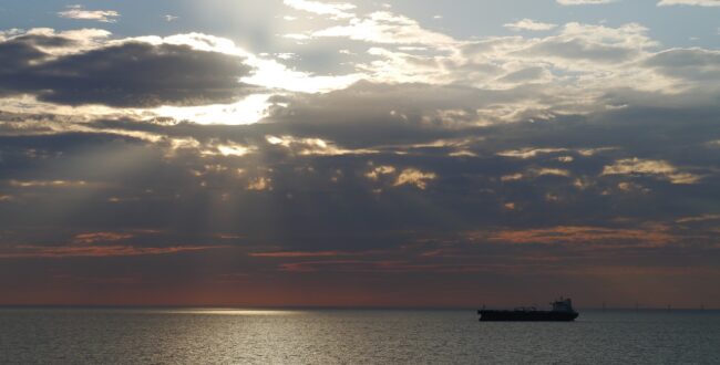 海峡を渡るタンカー