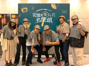 特製の衣装を着て記念写真を撮る参加者たち