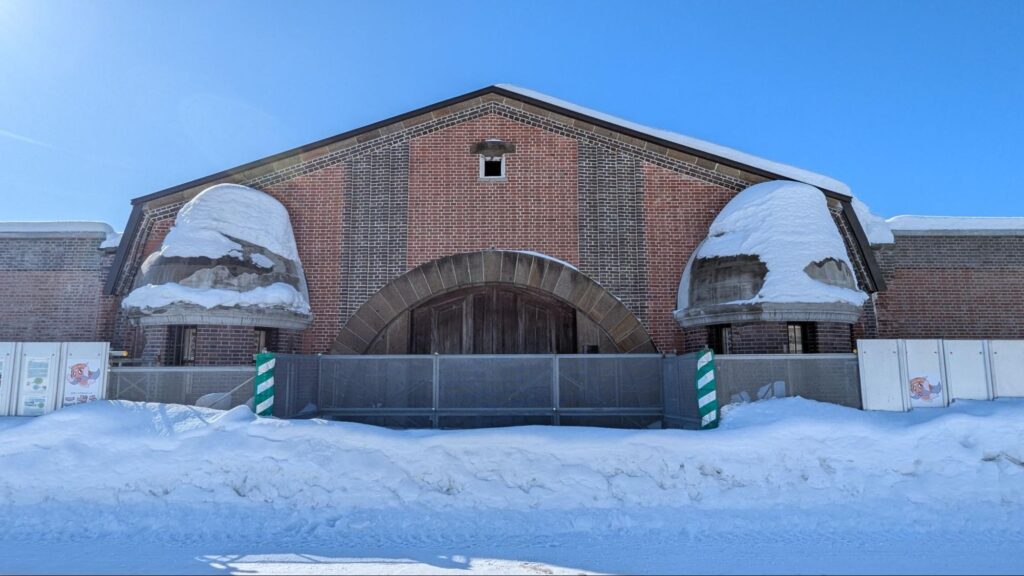 網走刑務所旧正門（※現在は外塀工事の兼ね合いで柵に囲われている）