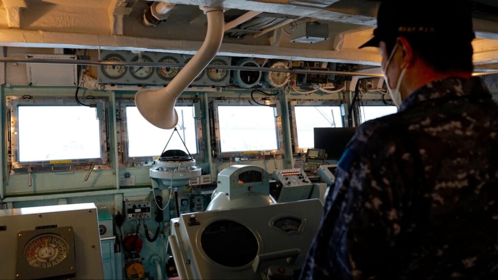 護衛艦「ゆうぎり」の操舵室