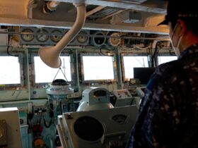 護衛艦「ゆうぎり」の操舵室