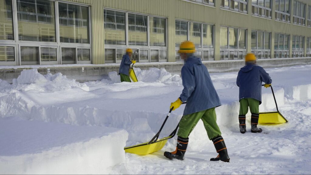 雪かきをする網走刑務所の受刑者
