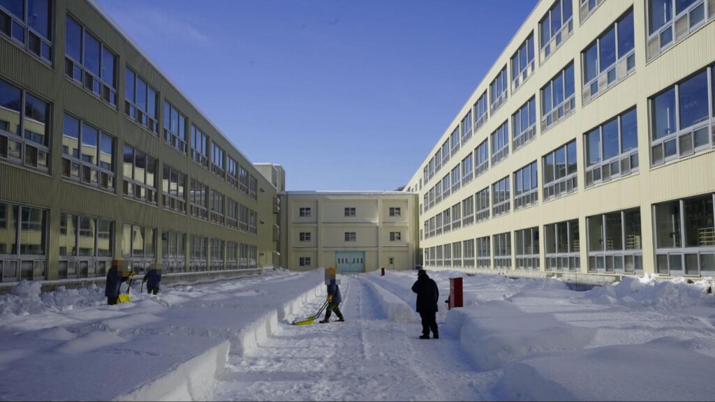 中庭の雪かきをする網走刑務所の受刑者