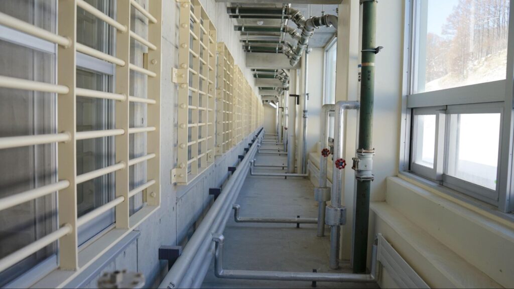 居室棟の窓下に並ぶパネルヒーター