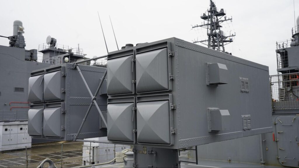 シースパロー短SAM8連装発射機（艦対空ミサイル）