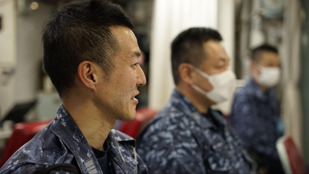 護衛艦で働く海上自衛隊員