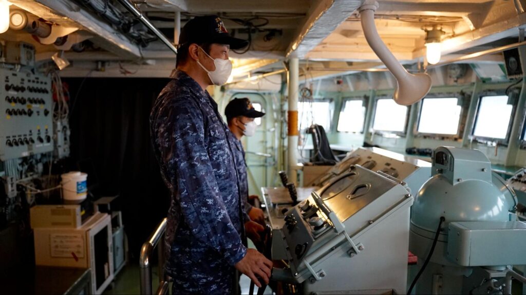 護衛艦「ゆうぎり」を操縦する海上自衛隊員