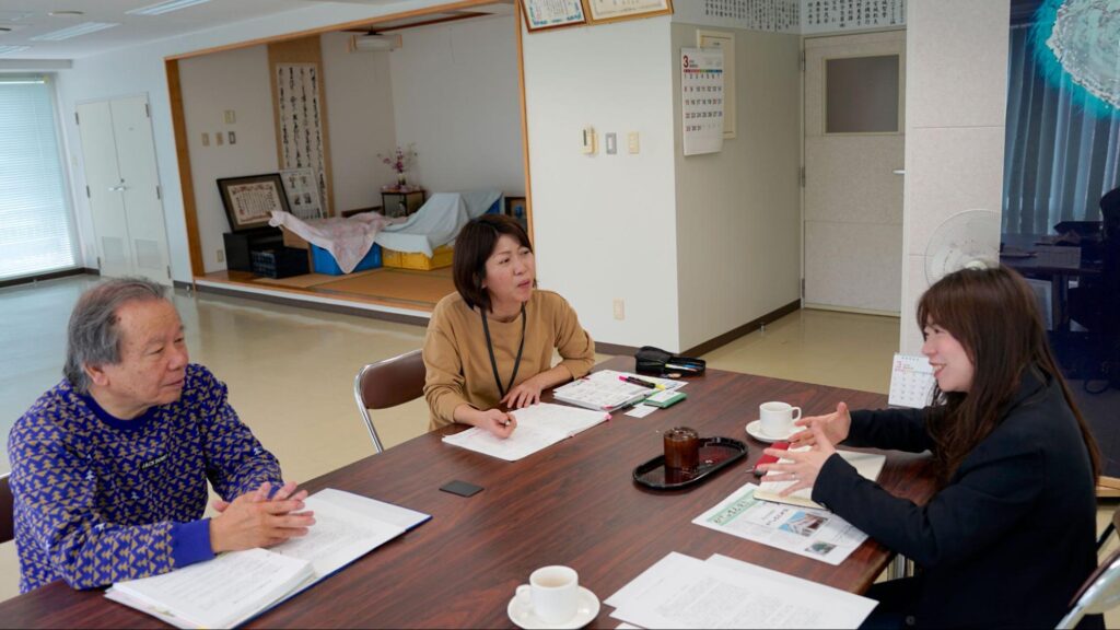 「更生」について話す沖縄大学の富山侑美准教授とがじゅまる沖縄の施設長たち