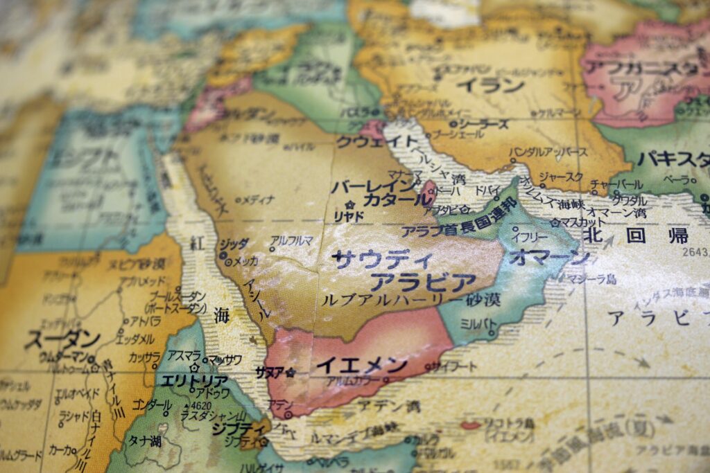 ホルムズ海峡と紅海に迫る「二重封鎖」リスク　日本のエネルギー安全保障に警戒感