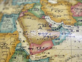 ホルムズ海峡と紅海に迫る「二重封鎖」リスク　日本のエネルギー安全保障に警戒感