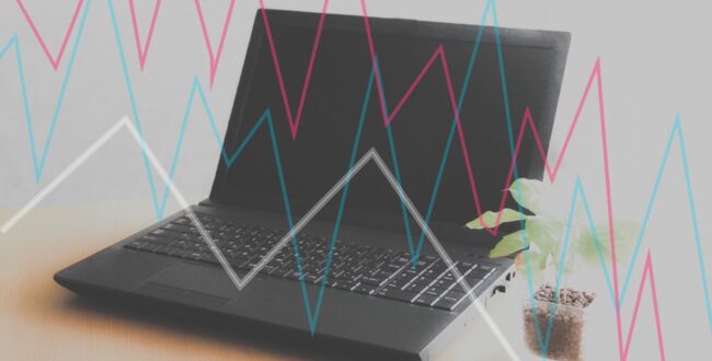 3月に過去最大下落幅を記録した日経平均株価とノートパソコン