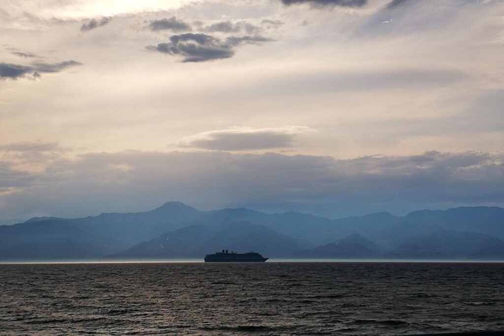 イランの海とタンカー